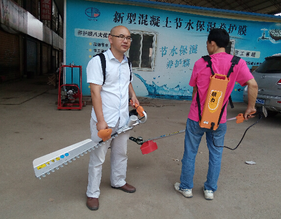 充電式電動(dòng)打草機(jī)